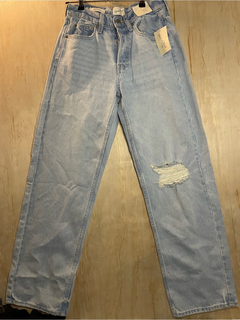 Universal Thread Light Blue Mid-Rise 90s Baggy, relaxed hip & thighs